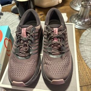 Dansko  Penni Women's Athletic Shoes in Brown( Raisin)and Pink